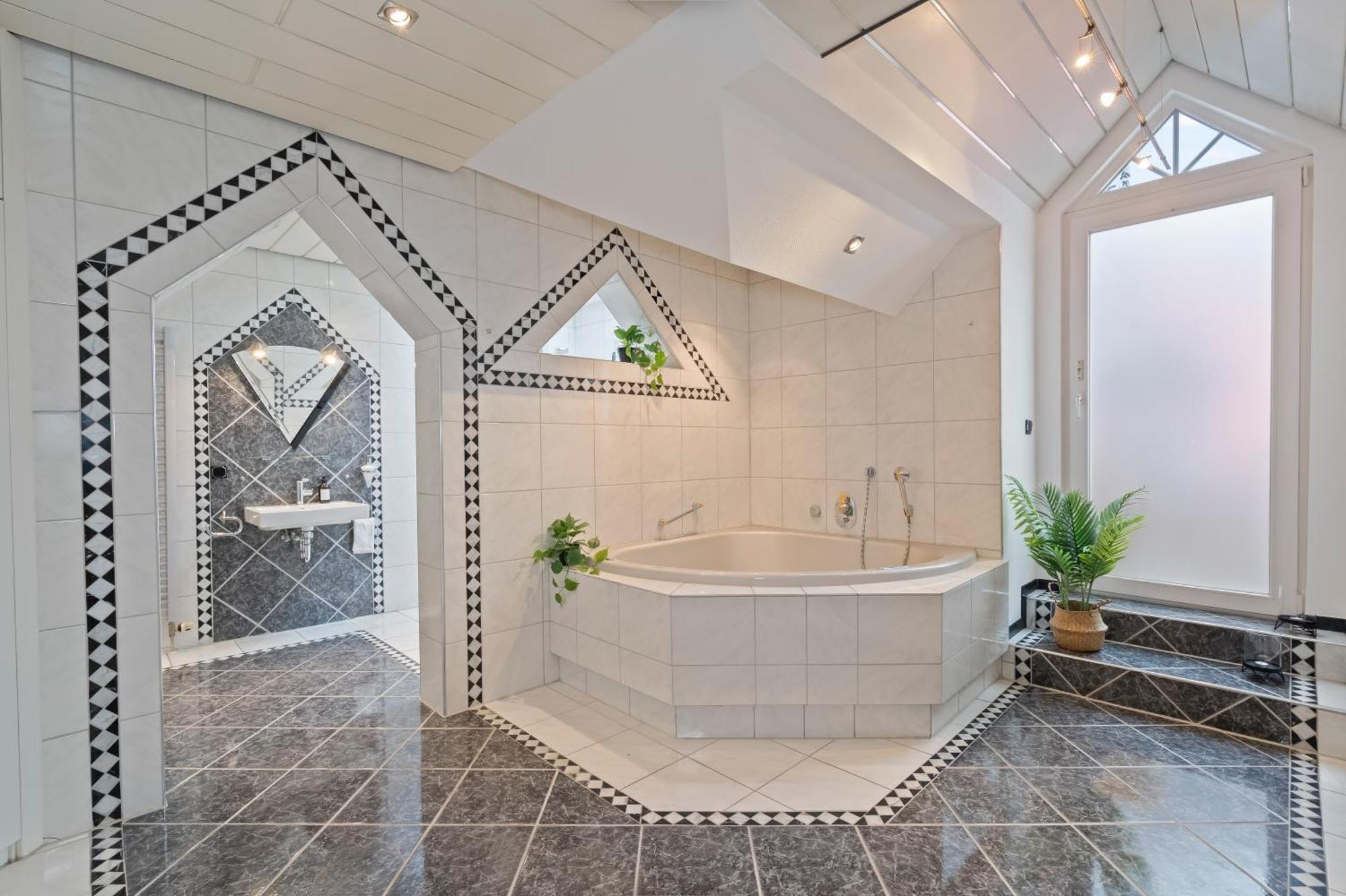 Stadtoase Fulda Mit Flair - Whirlpool, Balkon, 2Xparkplaetze, Highspeed Wlan Esterno foto